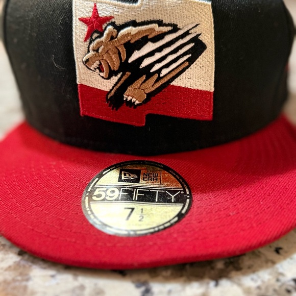 New Era Black and Red 59FIFTY Cap size 7 1/2 - Picture 3 of 7
